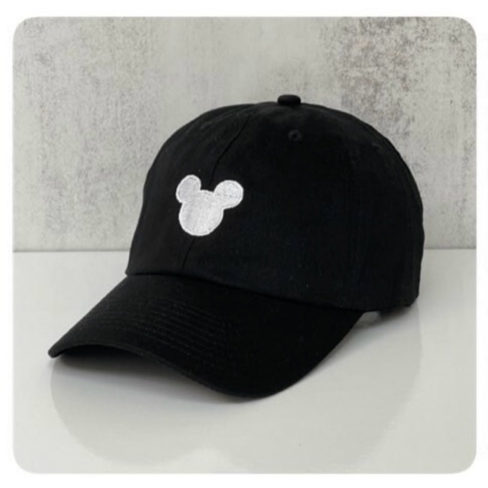 BLACK BASEBALL CAP WITH WHITE EMBROIDERED MOUSE (Disney)